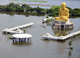 Bức tượng Phật khổng lồ bị nước bao vây ở ngôi đền ngập nước tại tỉnh Ayutthaya.